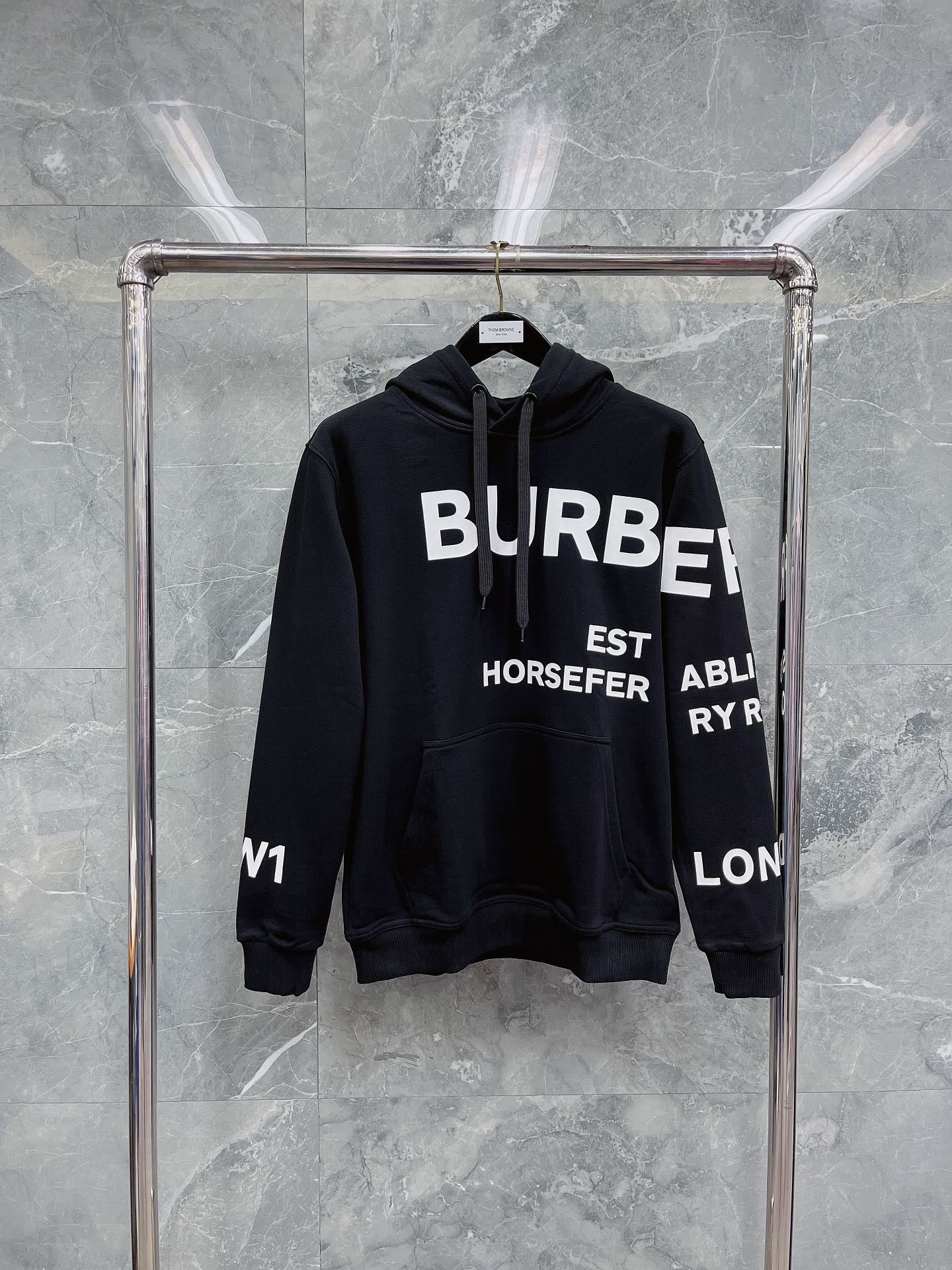 هودي أسود وبرتقالي فاتح وأبيض