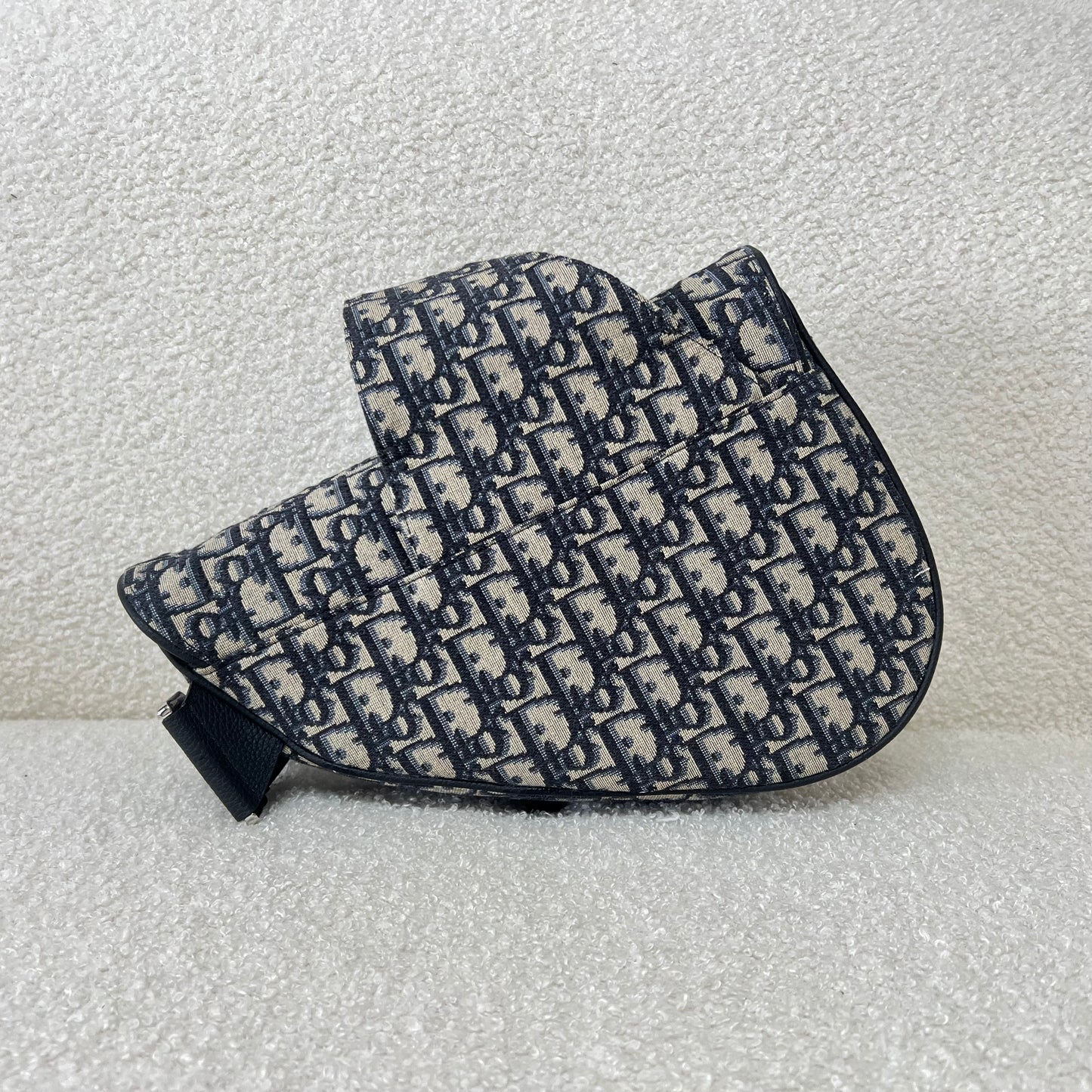 Blaue und schwarzgraue Tasche