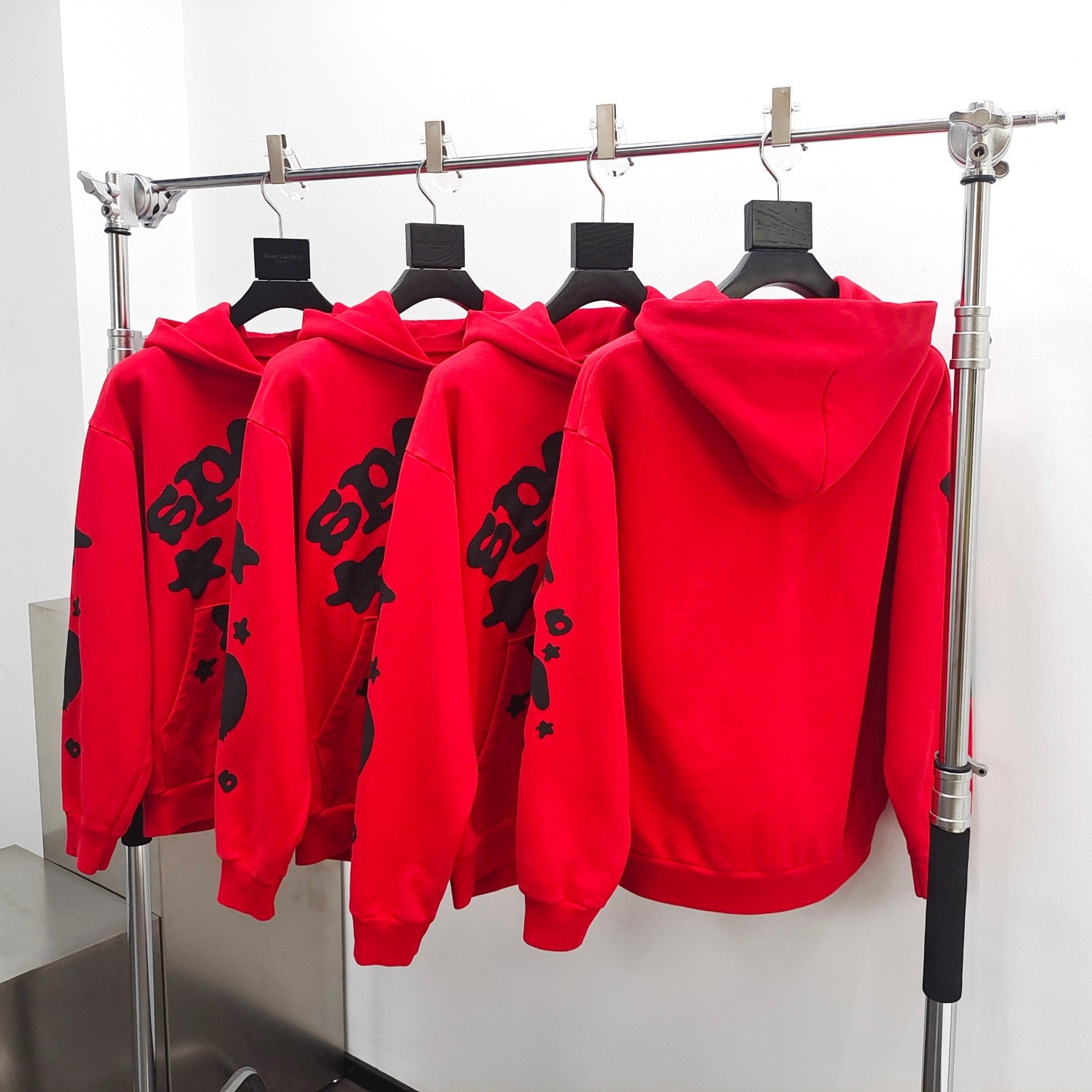 Roter Kapuzenpullover