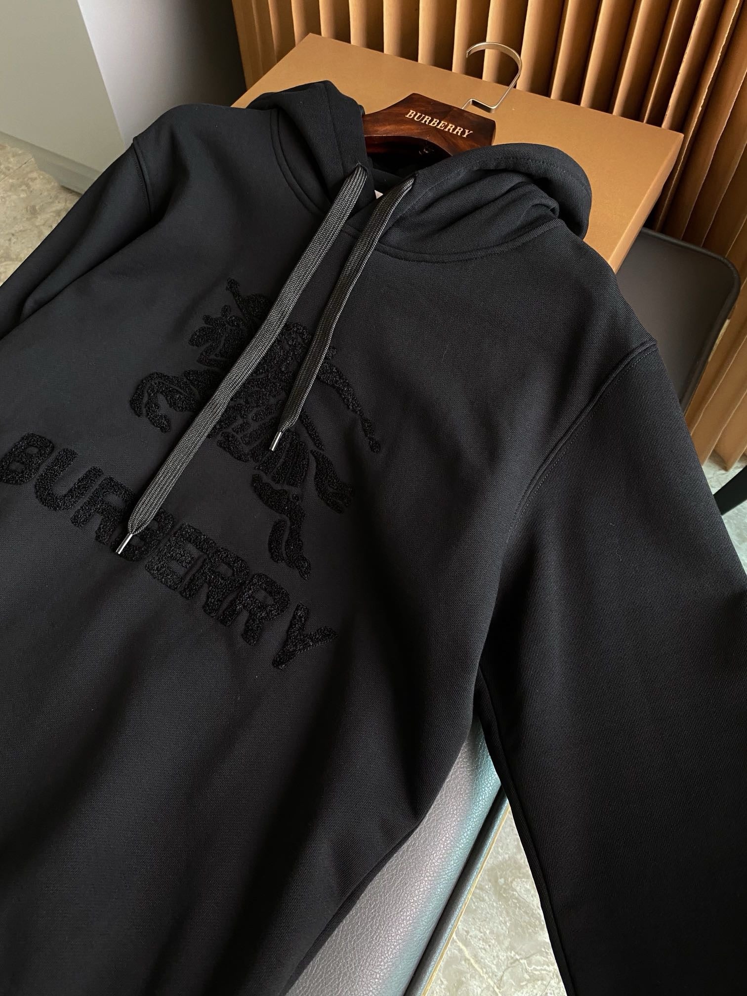 Schwarzer Hoodie