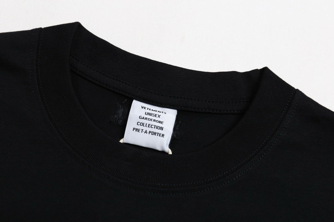 Schwarz-weißes T-Shirt