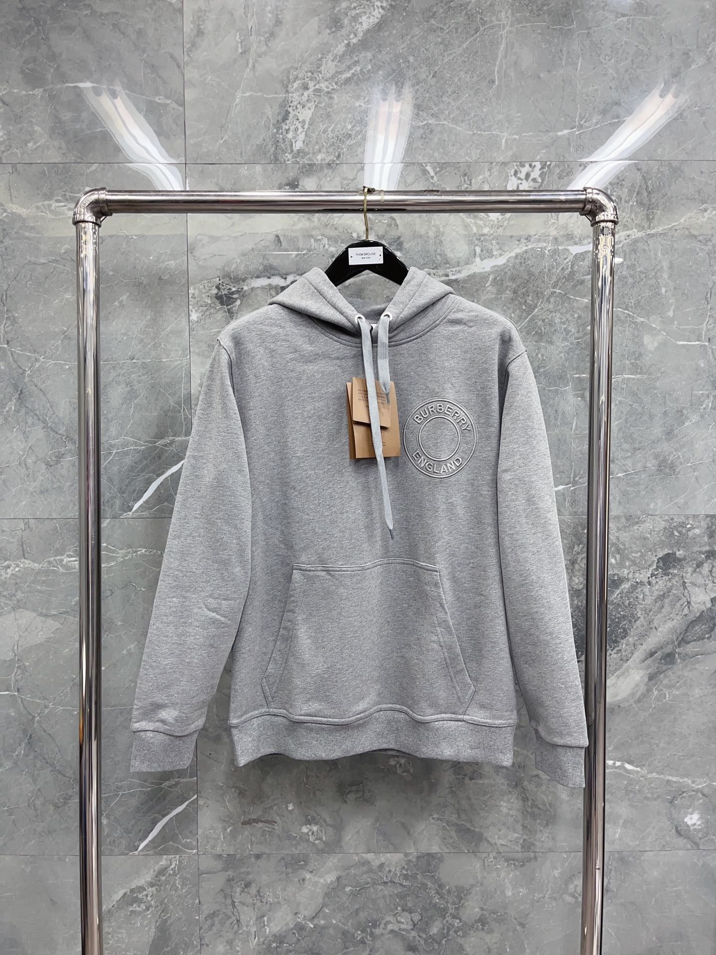 Schwarz-grauer Kapuzenpullover