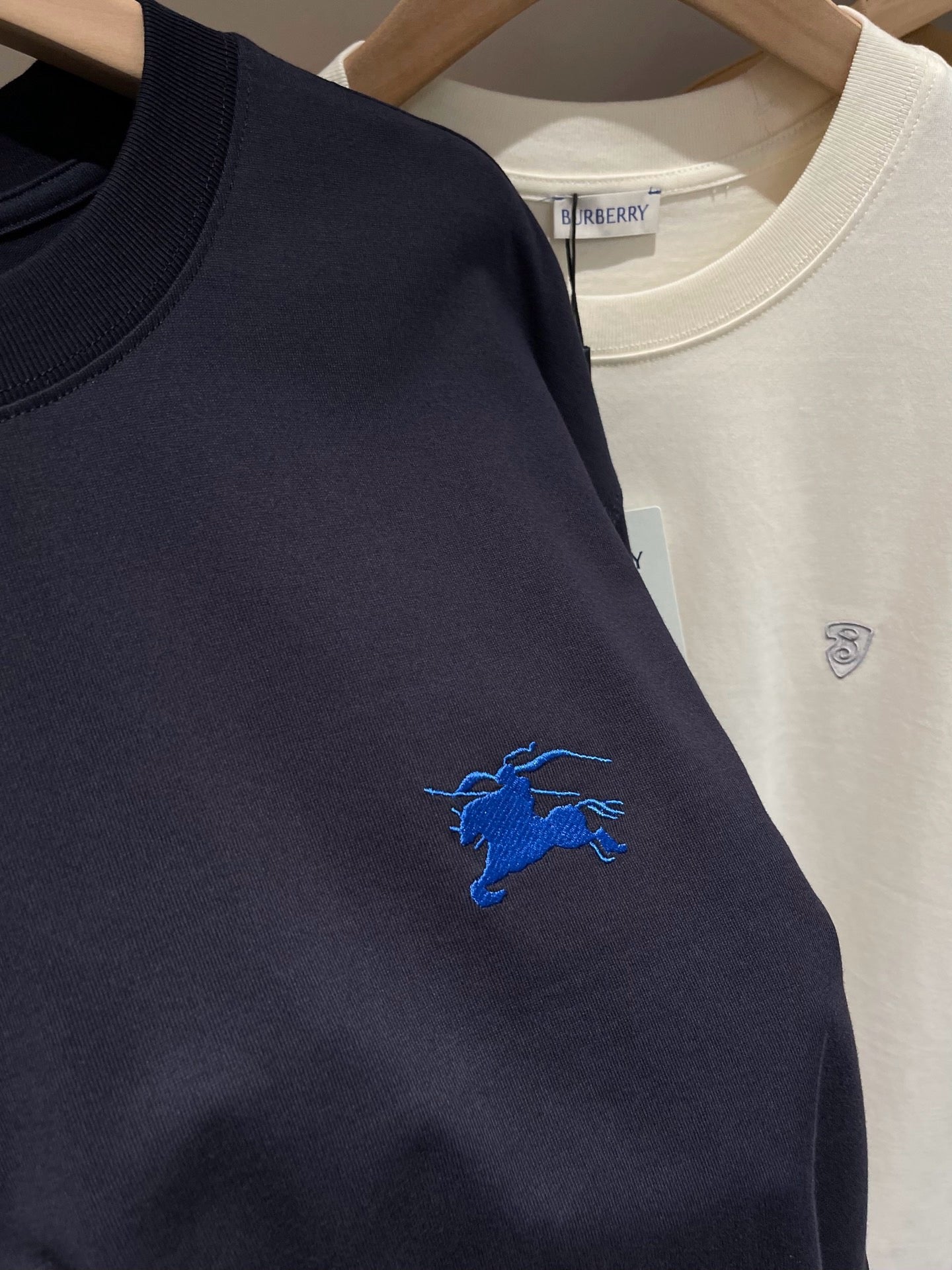 Dunkelblaues und khakifarbenes T-Shirt