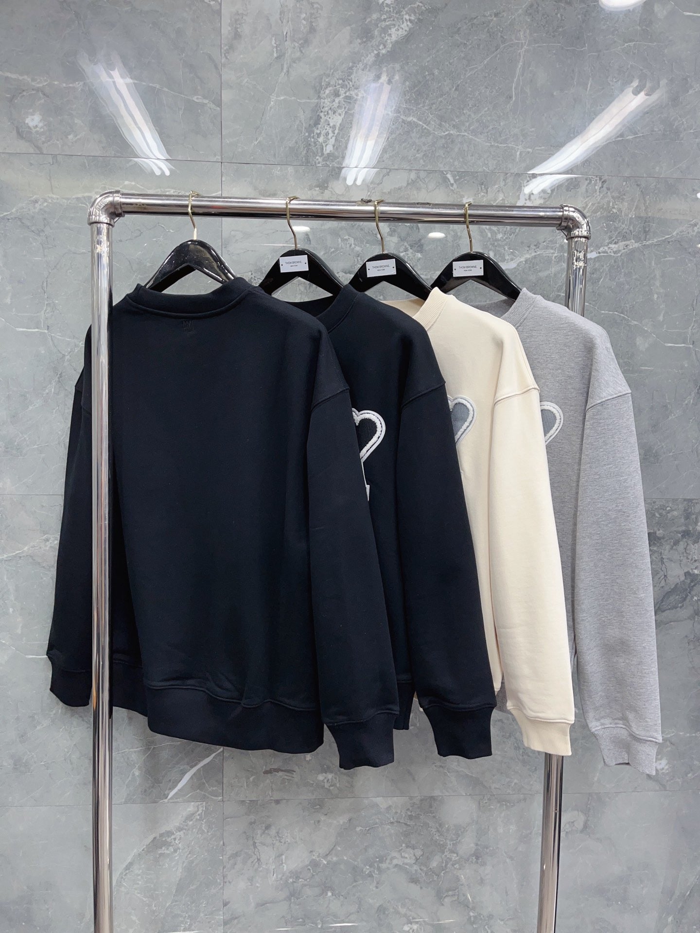 Jersey negro, gris y blanco