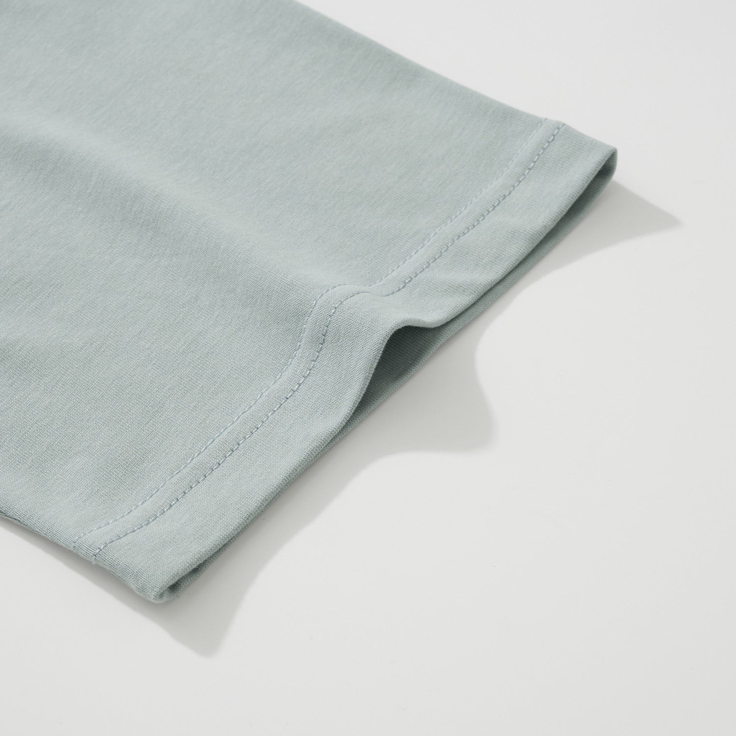 Schwarzes, weißes und blaues T-Shirt