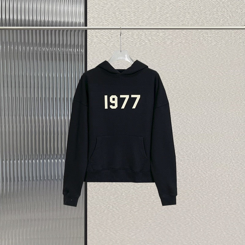 Schwarzer, grauer und weißer Kapuzenpullover
