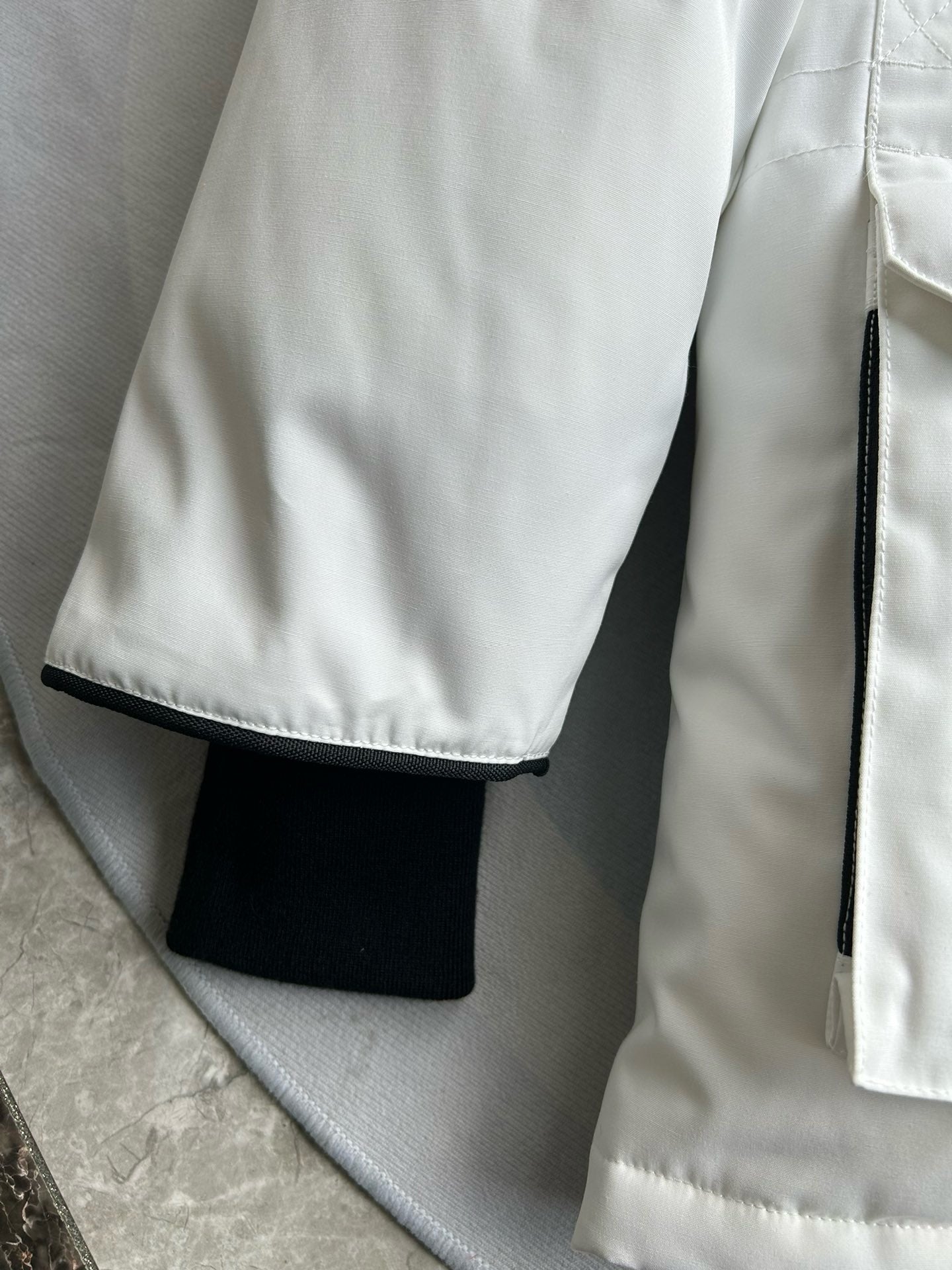 Weiße, graue, rote und schwarze Jacke