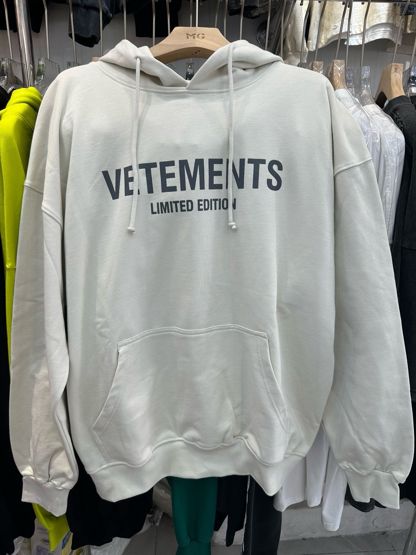 Weißer Hoodie