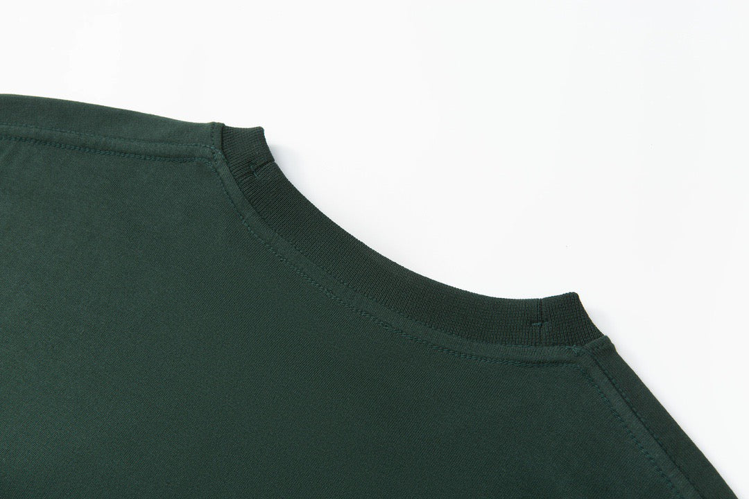 Dunkelgrünes und graues T-Shirt