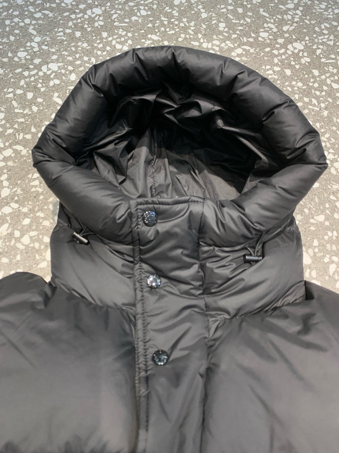 Schwarze, blaue und weiße Jacke
