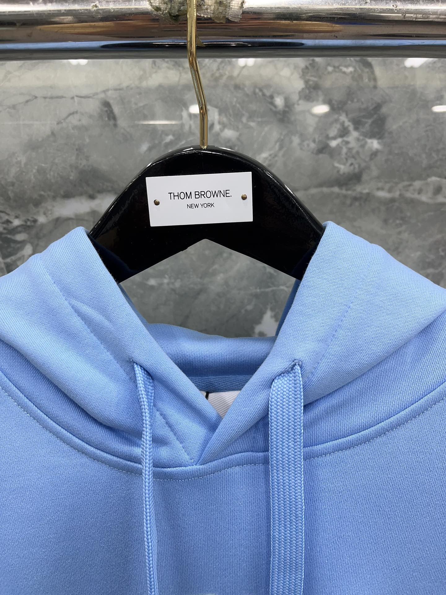 Kapuzenpullover in Schwarz, Khaki, Blau und Rot
