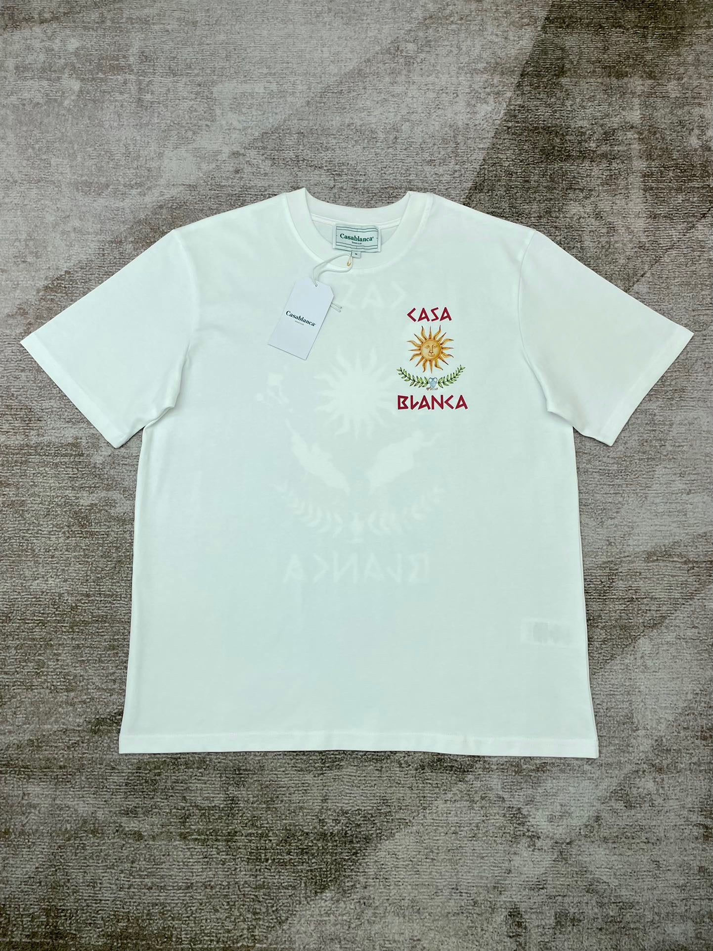Schwarz-weißes T-Shirt