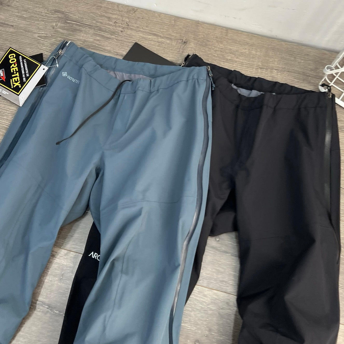 Blaue und schwarze Hose