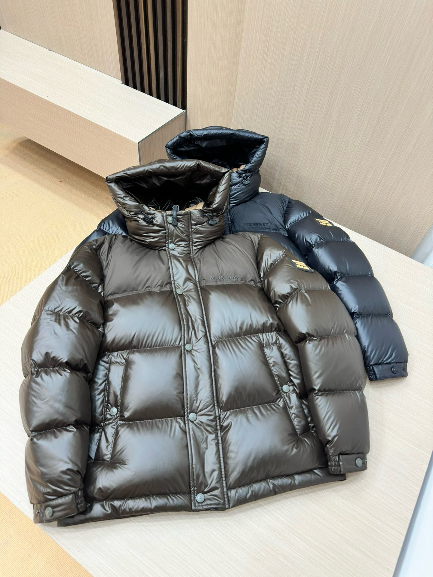 Schwarze und dunkelblaue Jacke