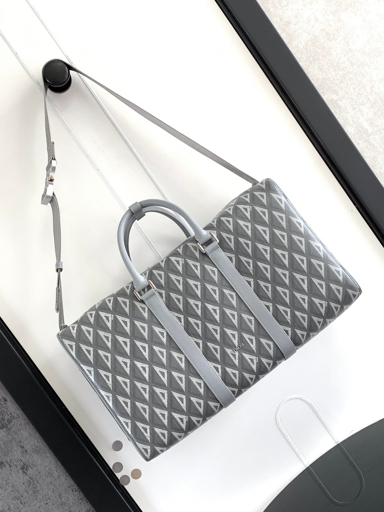 Graue und schwarze Tasche