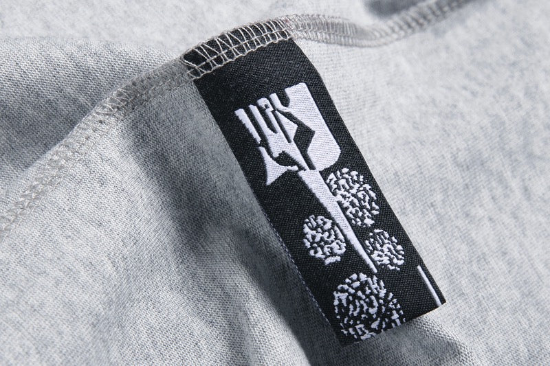 Graues und blaues T-Shirt