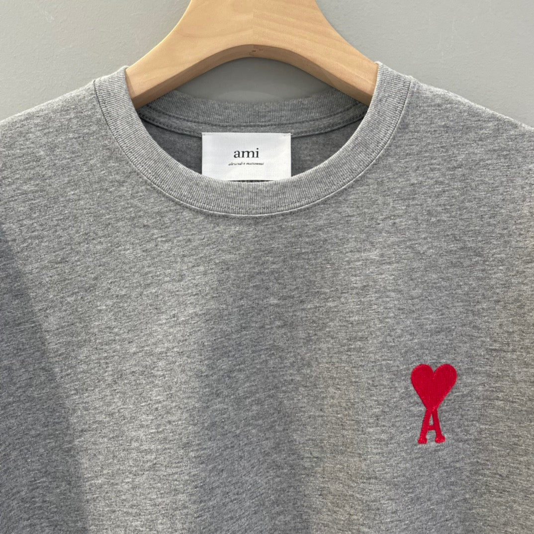 Weißes, schwarzes und graues T-Shirt