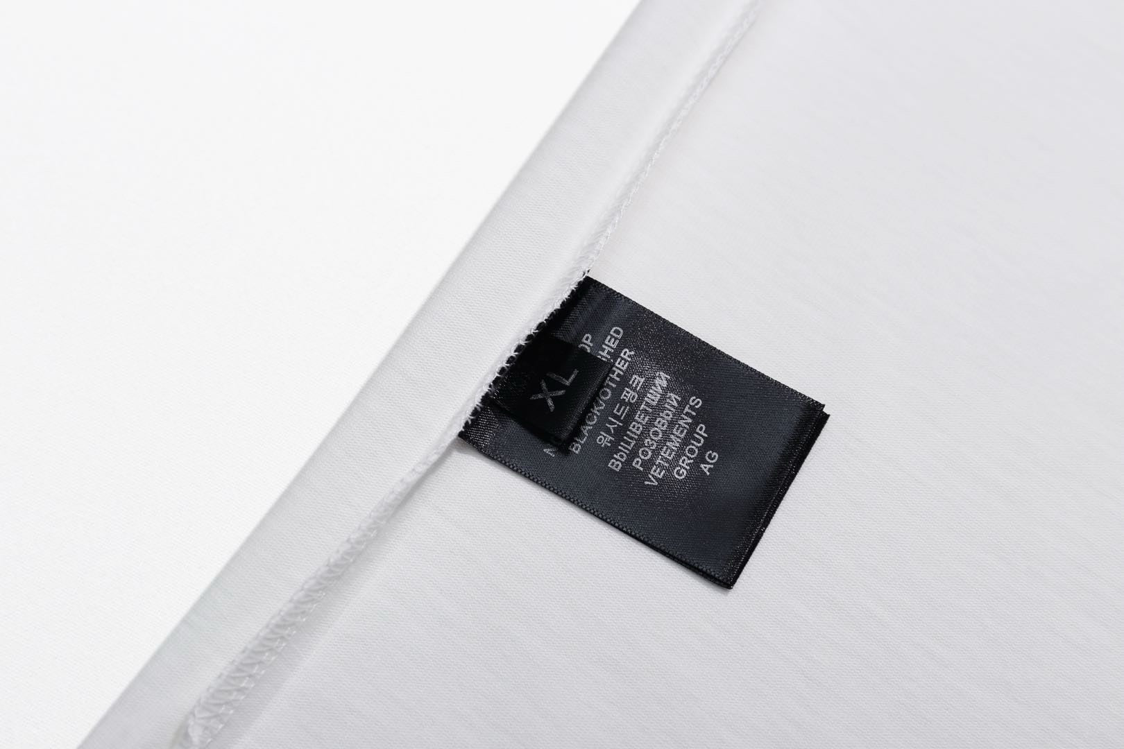 Weißes und schwarzes T-Shirt