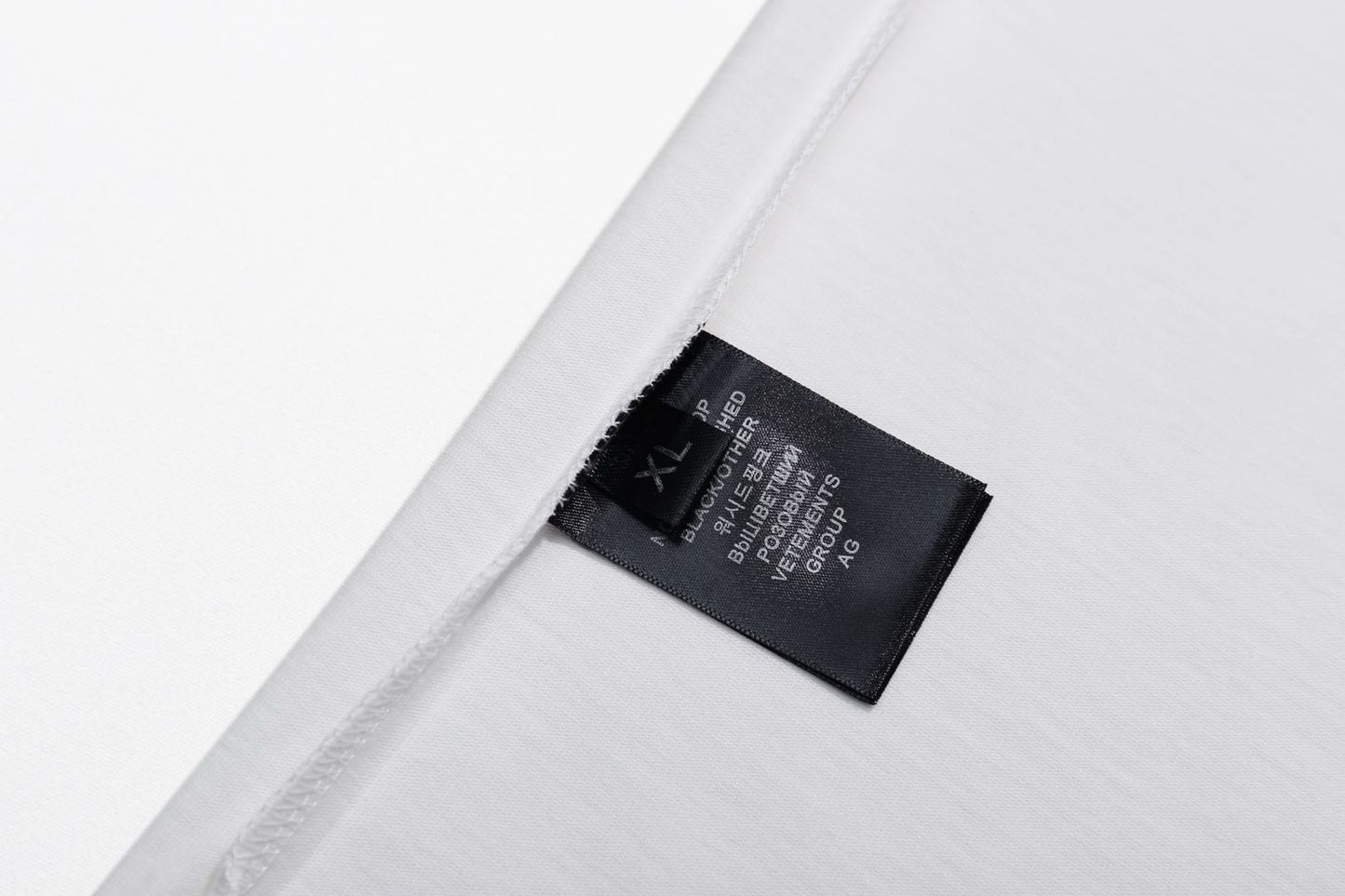 تي شيرت أبيض وأسود