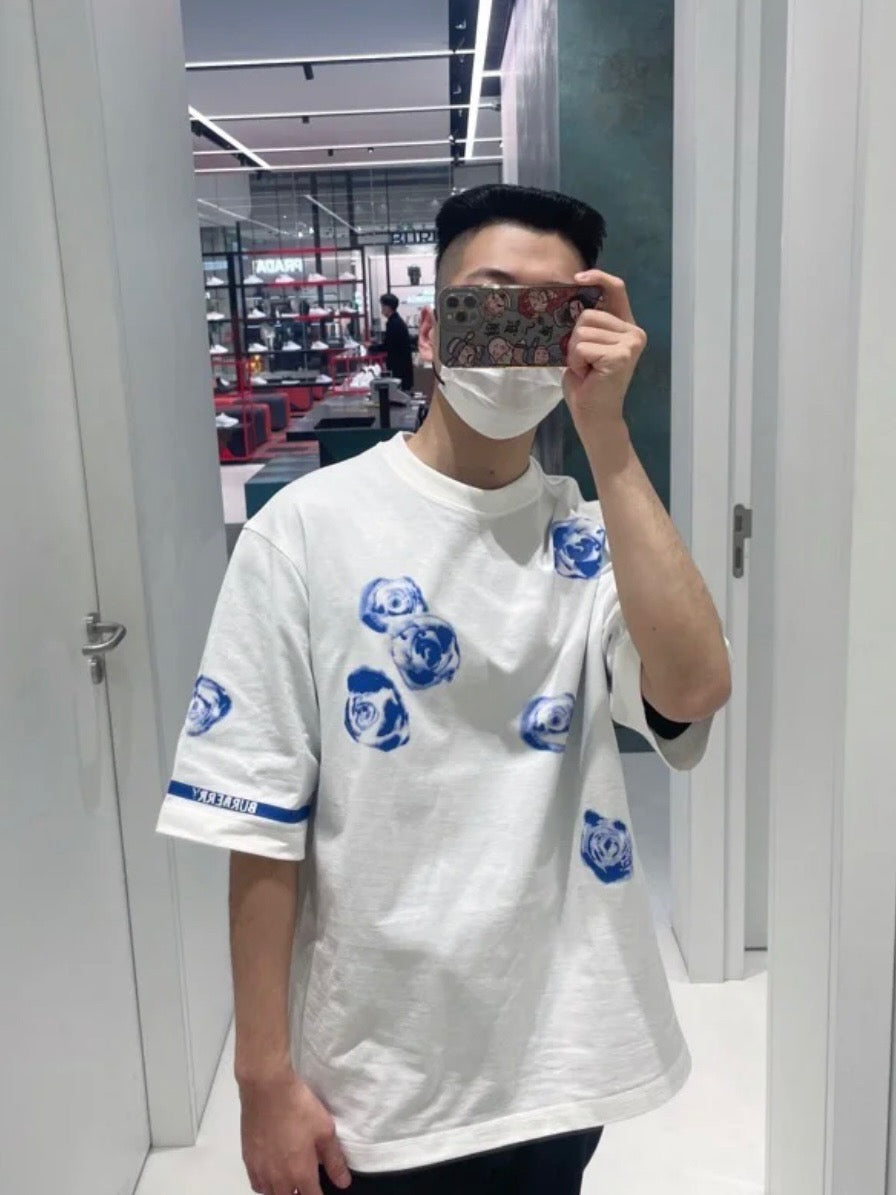 Weißes und himmelblaues T-Shirt