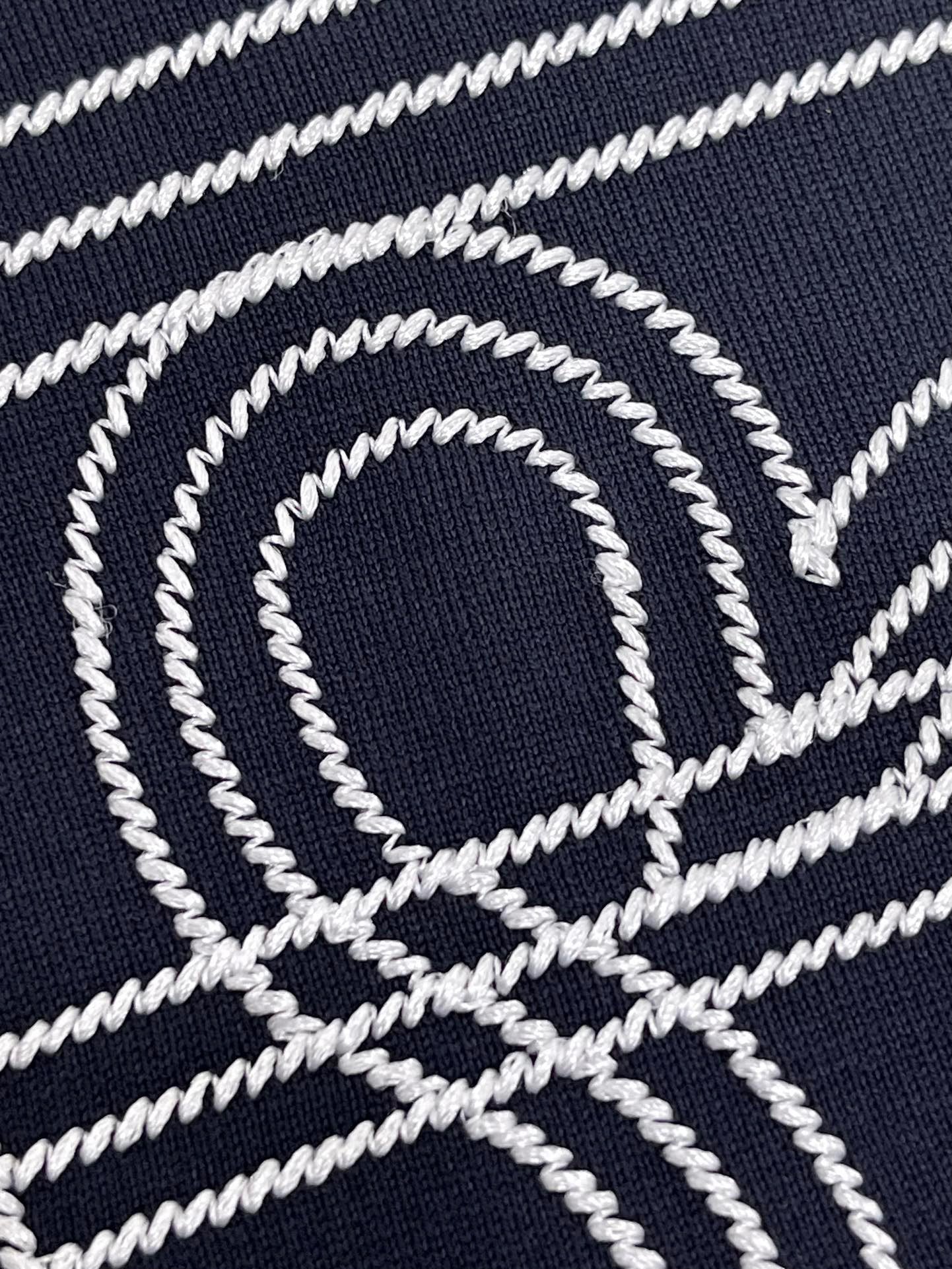Schwarzes, weißes und blaues T-Shirt