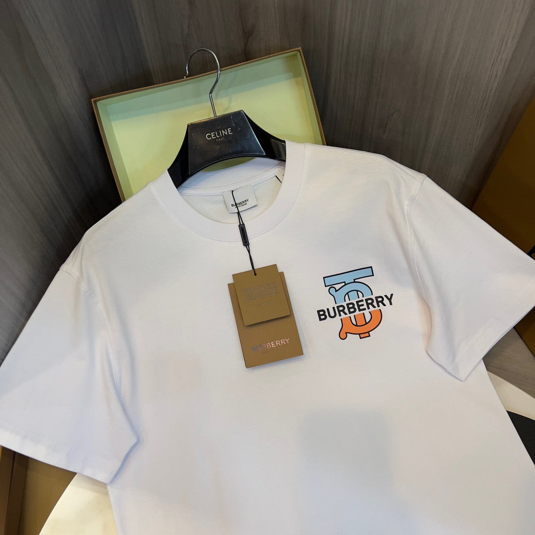 Schwarz-weißes T-Shirt