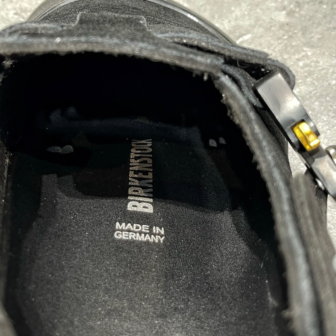 أحذية باللون الأسود والرمادي والأبيض العاجي