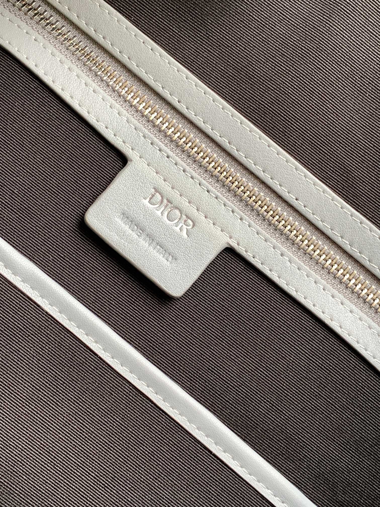 Graue und schwarze Tasche