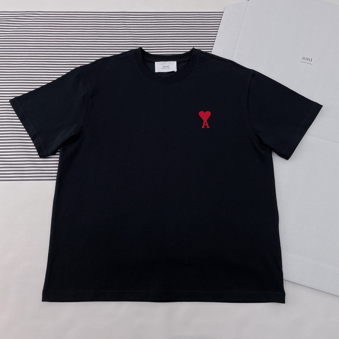 Weißes, schwarzes und graues T-Shirt