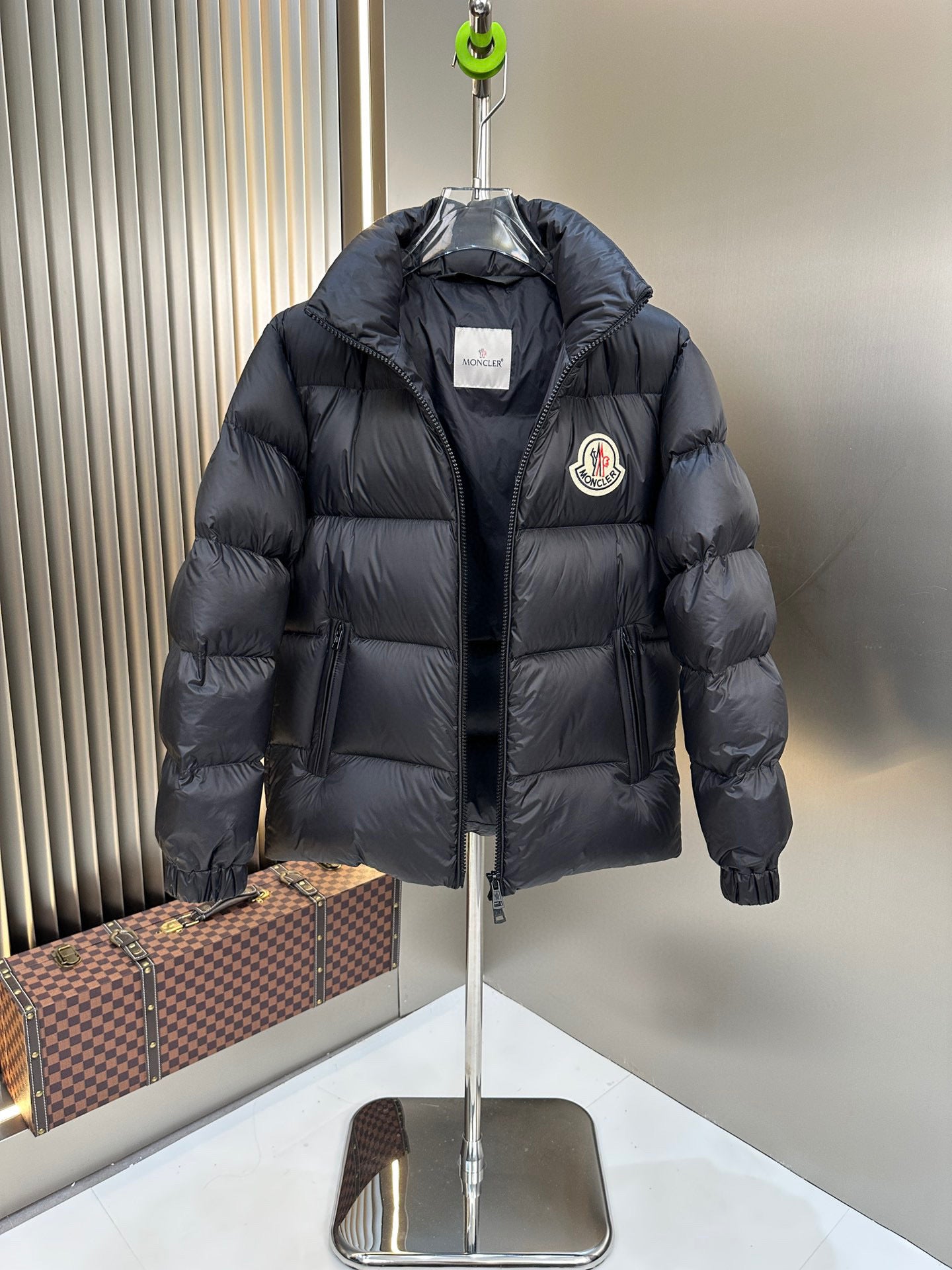 Blaue und schwarze Jacke