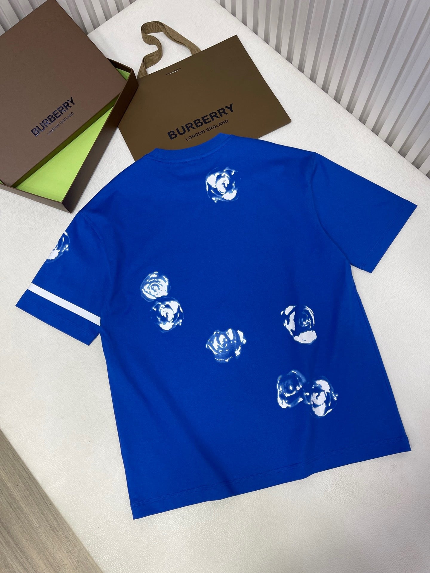 Weißes und himmelblaues T-Shirt