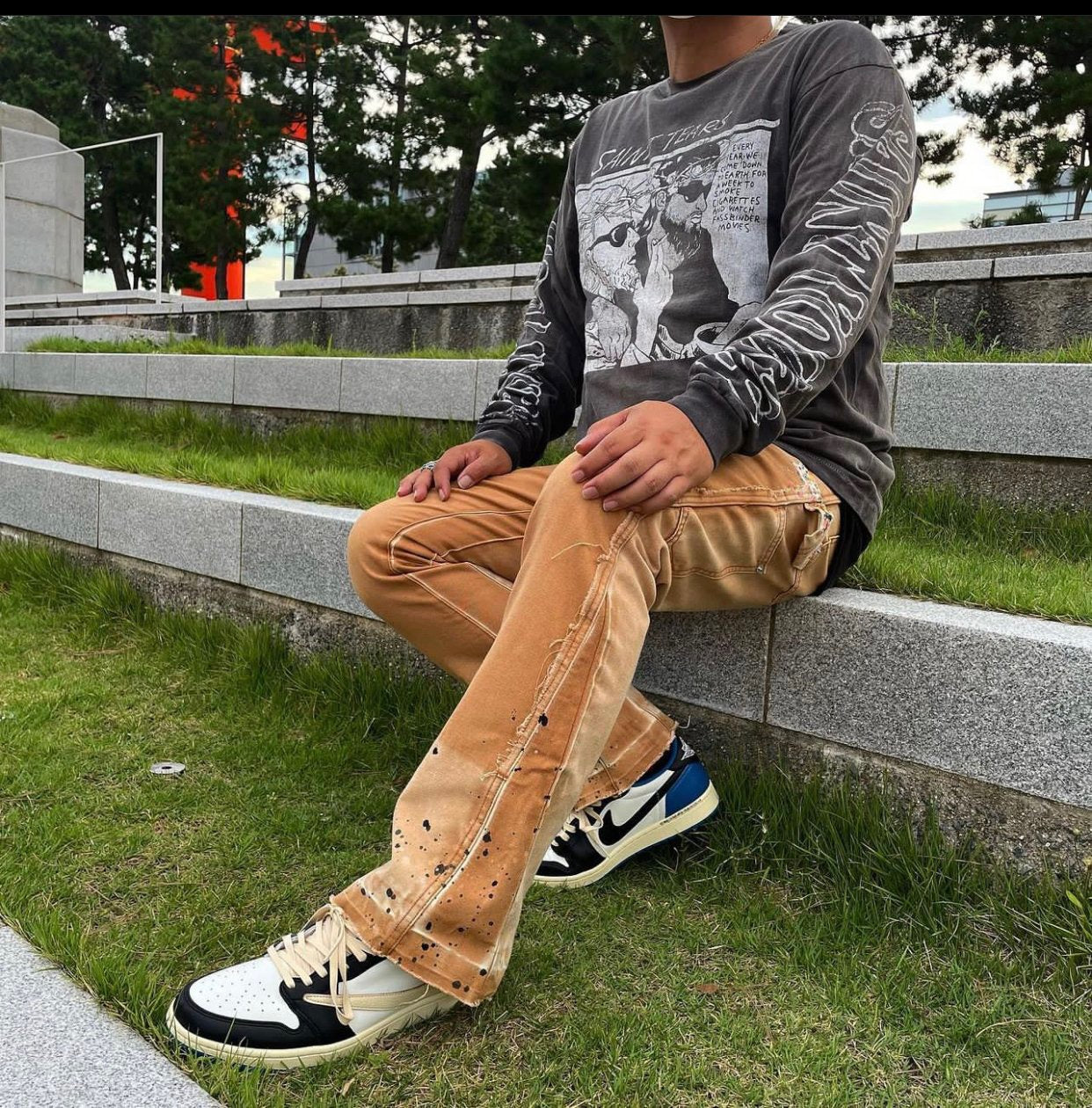 Gelbgraue Hose