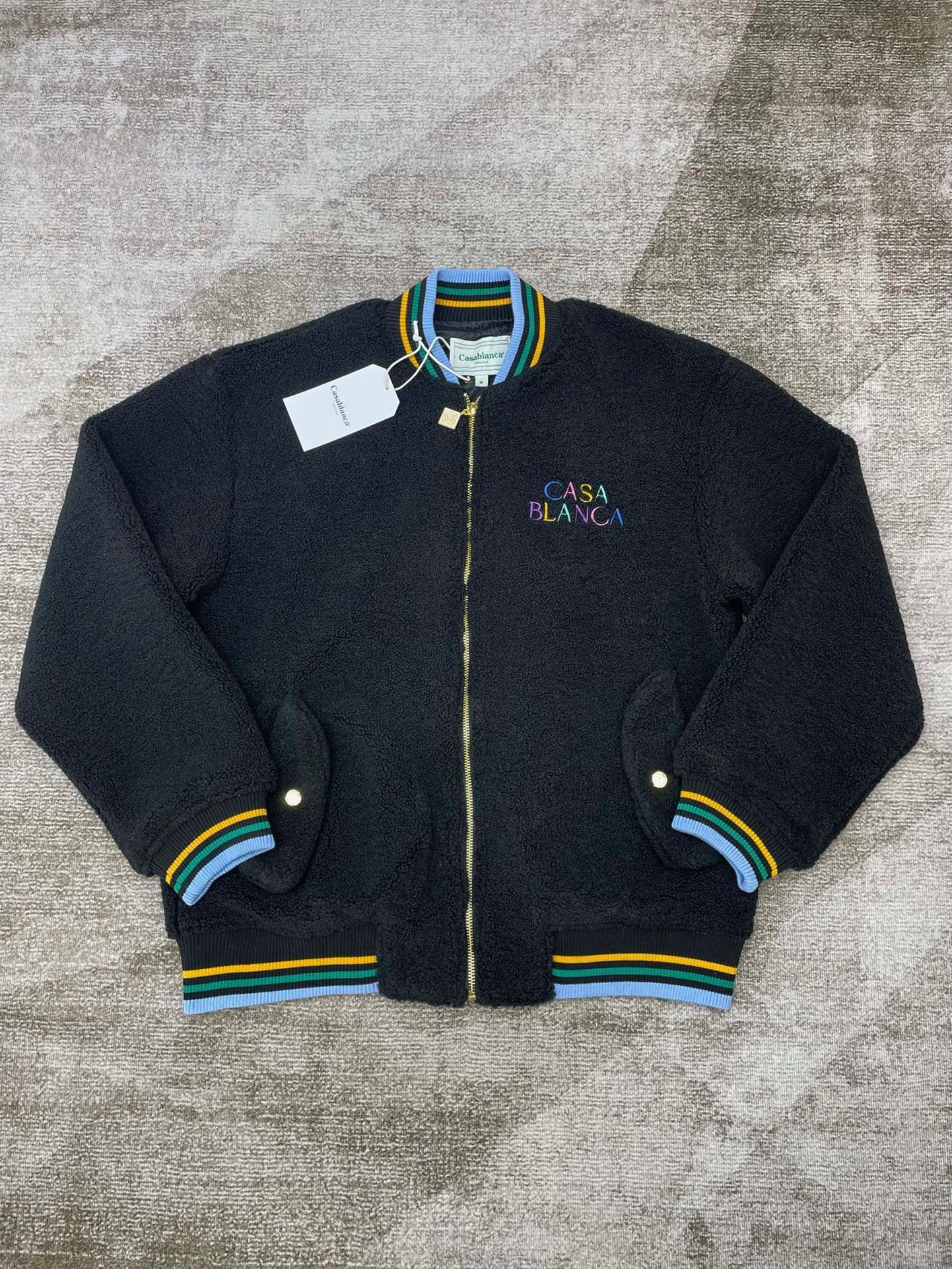 سترة سوداء وبيج