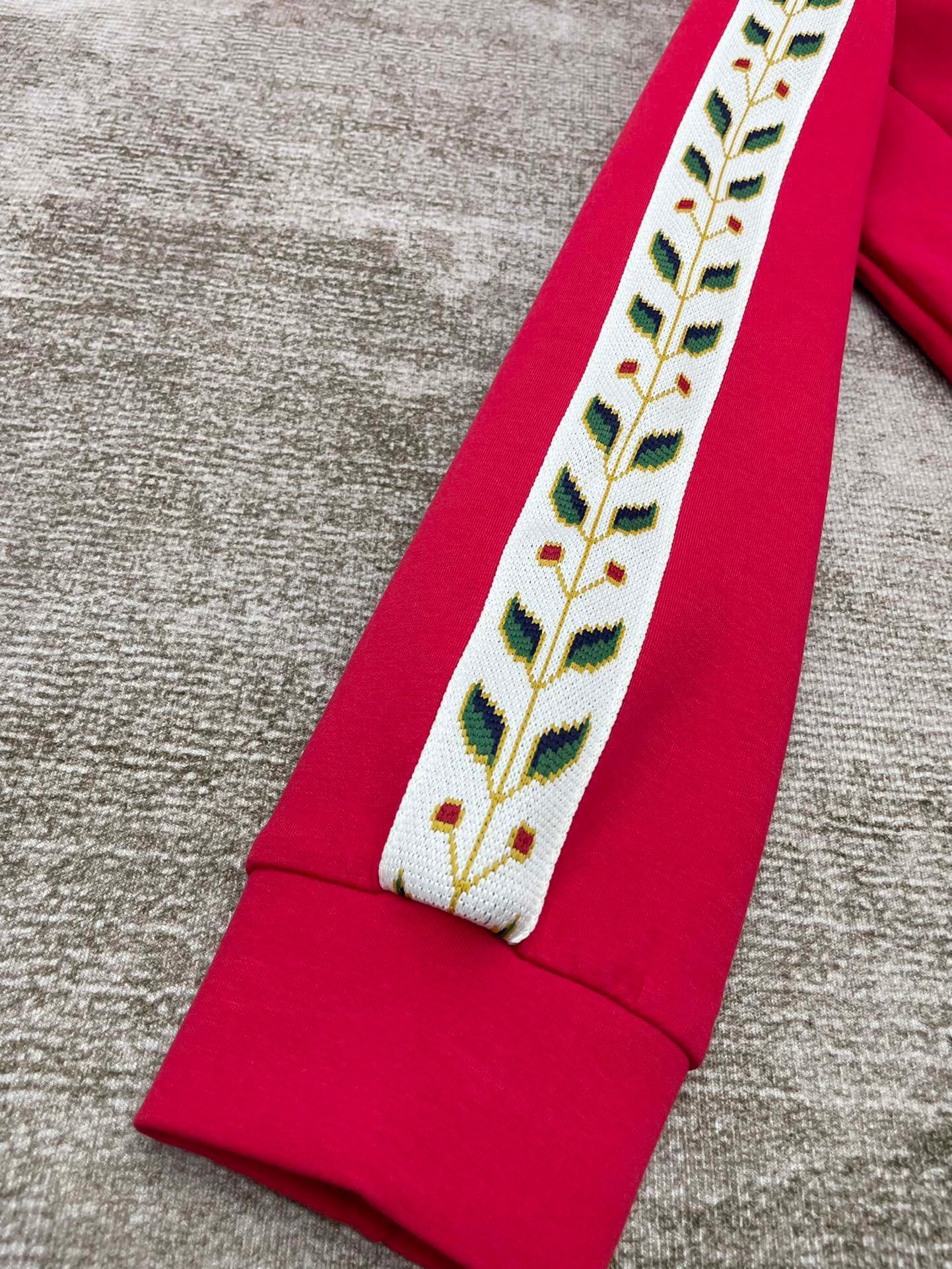 سترة حمراء وخضراء