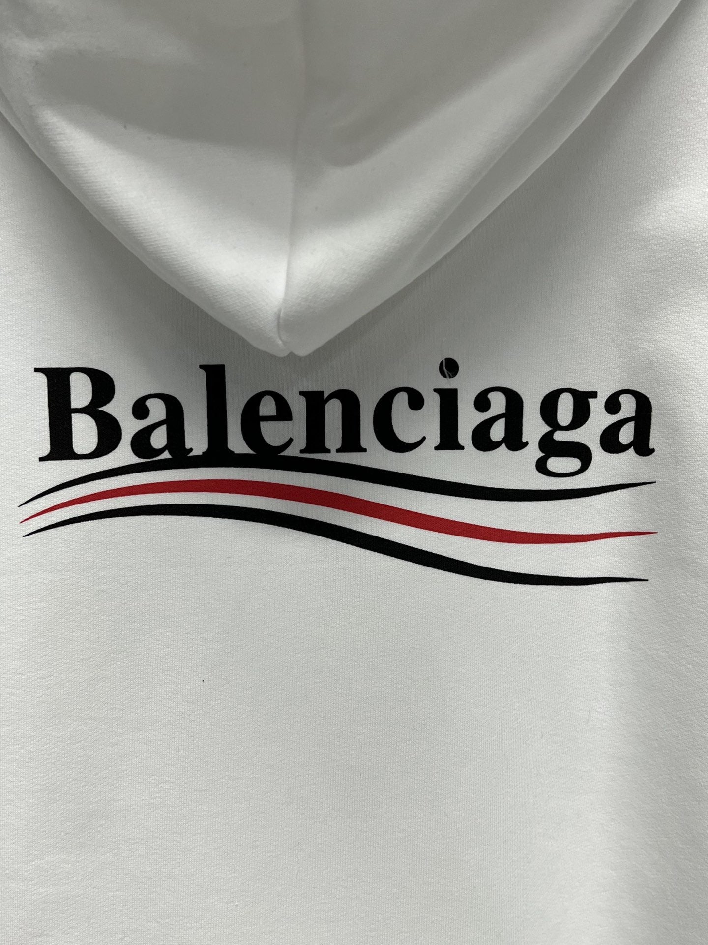 weißer und schwarzer Pullover mit einer Kapuze