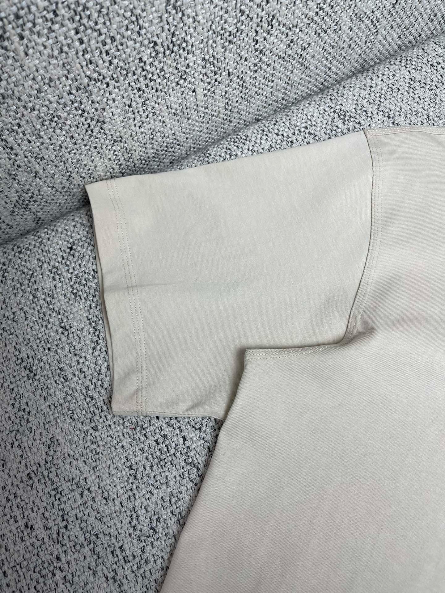 Schwarzes und beiges T-Shirt
