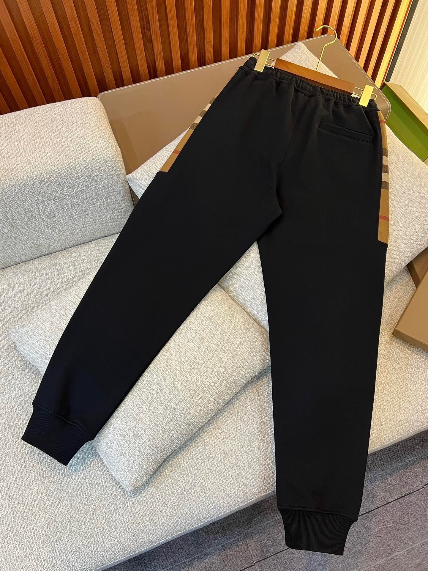 Schwarze, graue, khakifarbene und blaue Hose