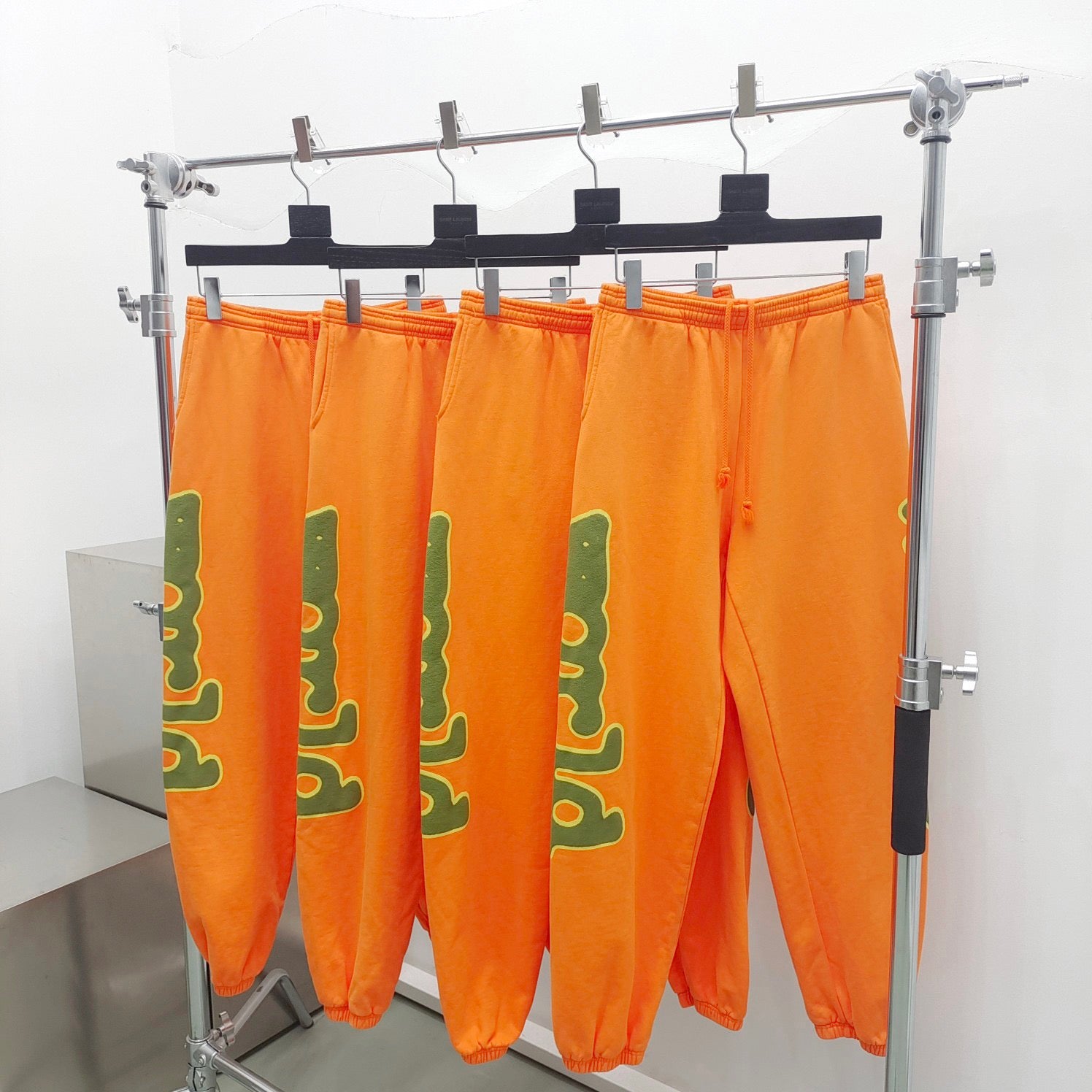 Orangefarbene Hose