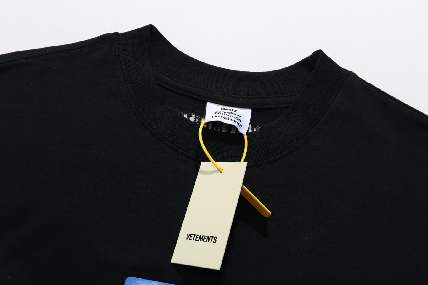 تي شيرت أبيض وأسود