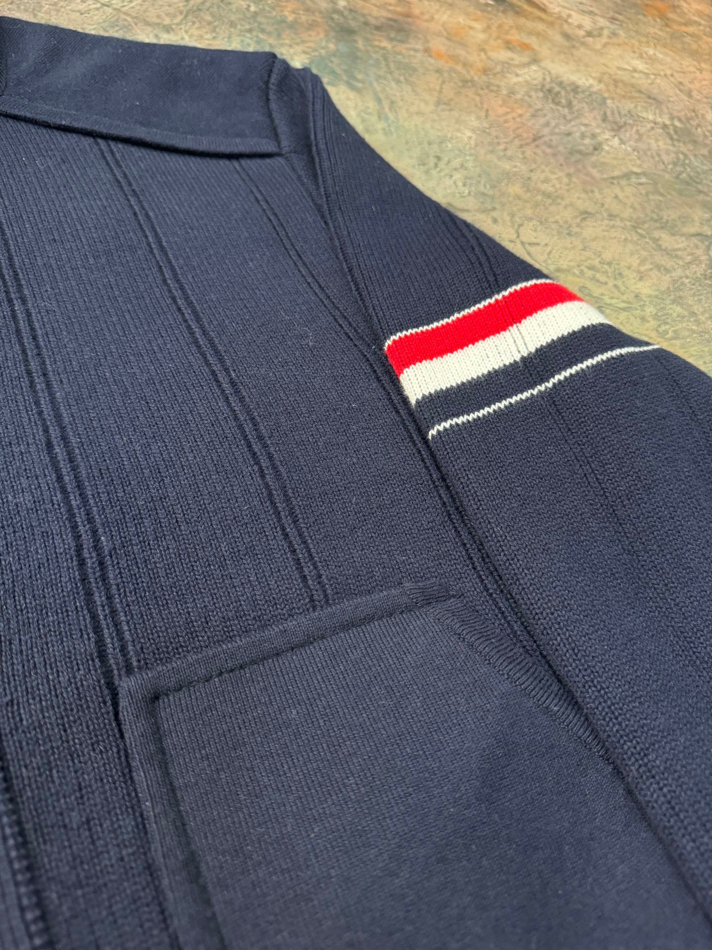 سترة متعددة الألوان