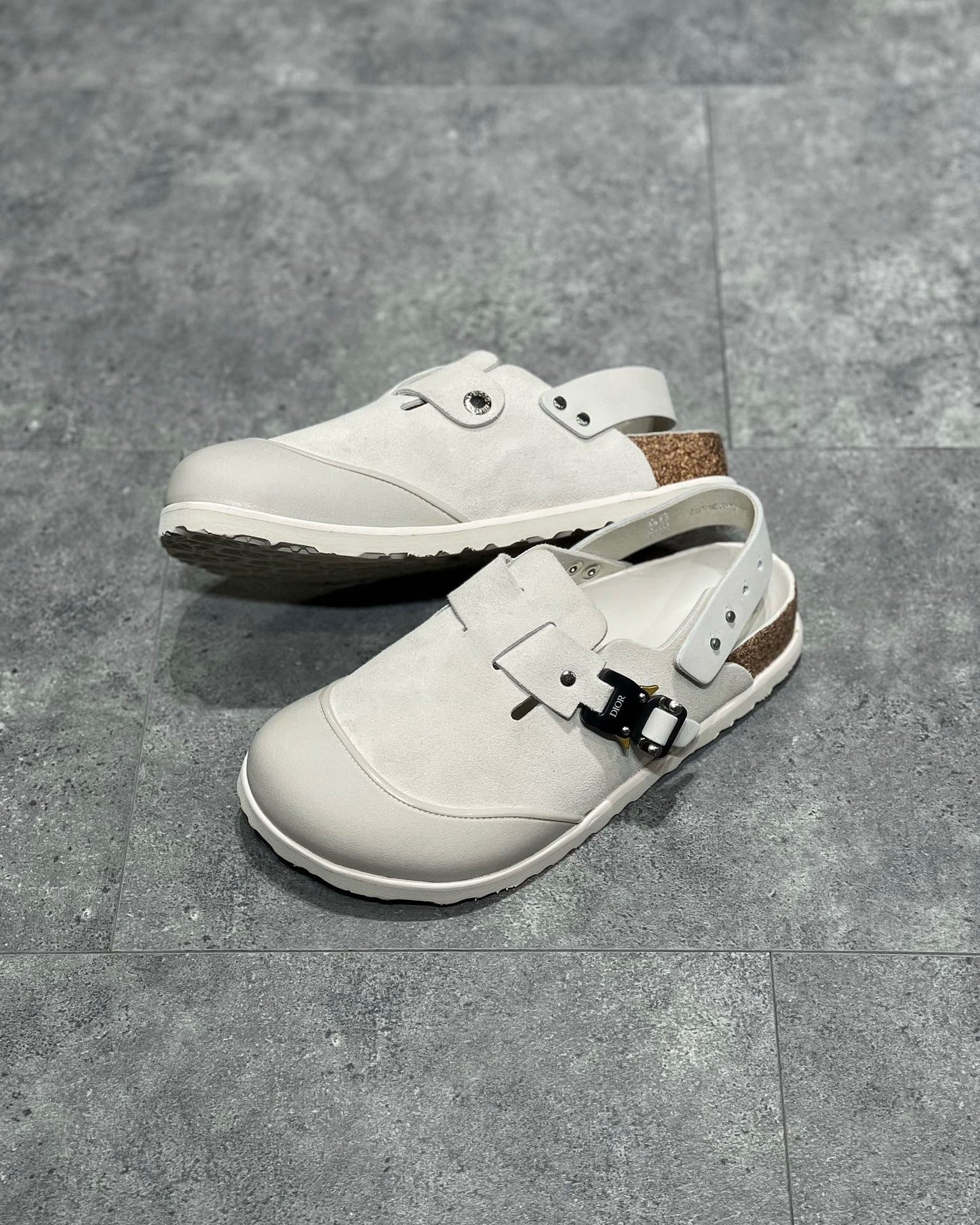 أحذية باللون الأسود والرمادي والأبيض العاجي