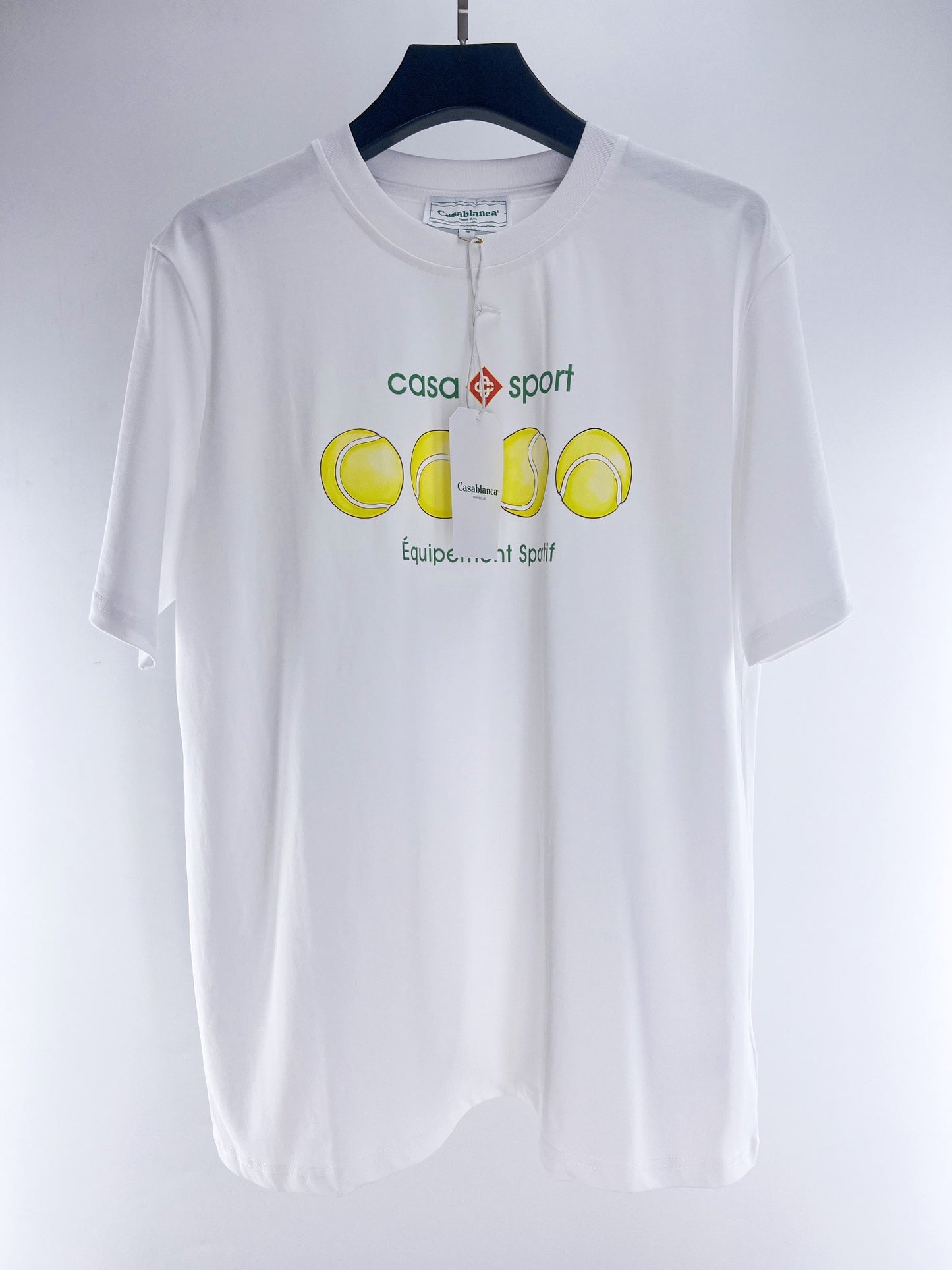 Camiseta azul y blanca