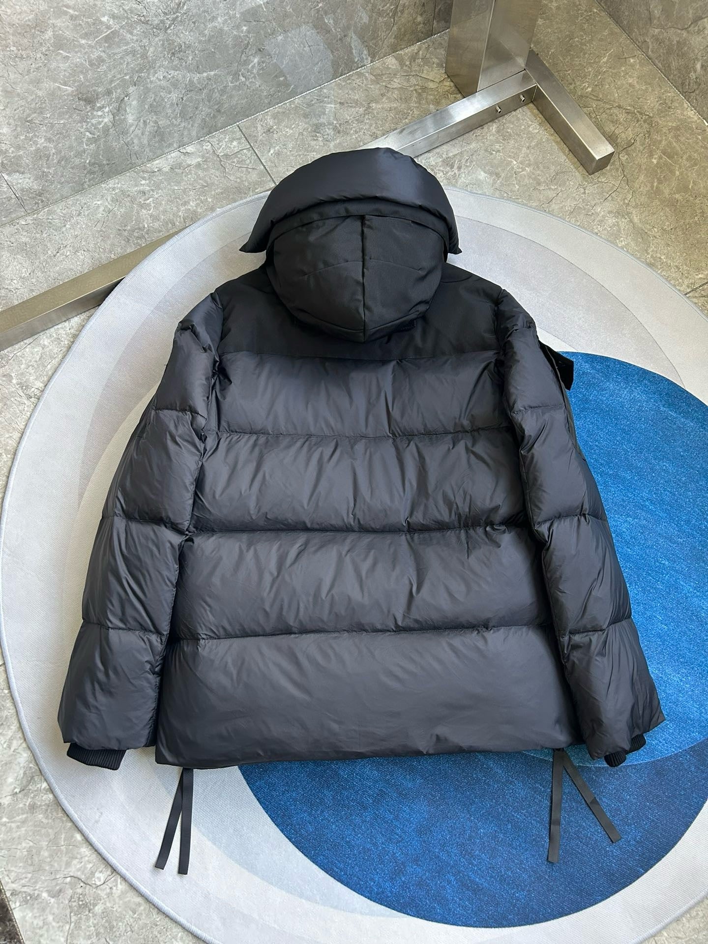 Weiße, graue und schwarze Jacke