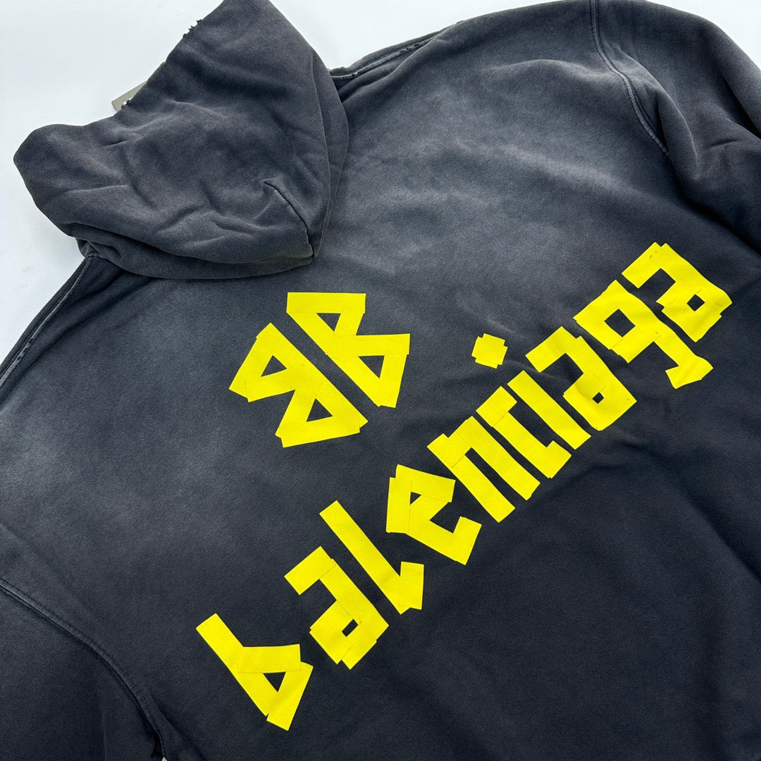 جارزة سوداء بقبعة شتوية