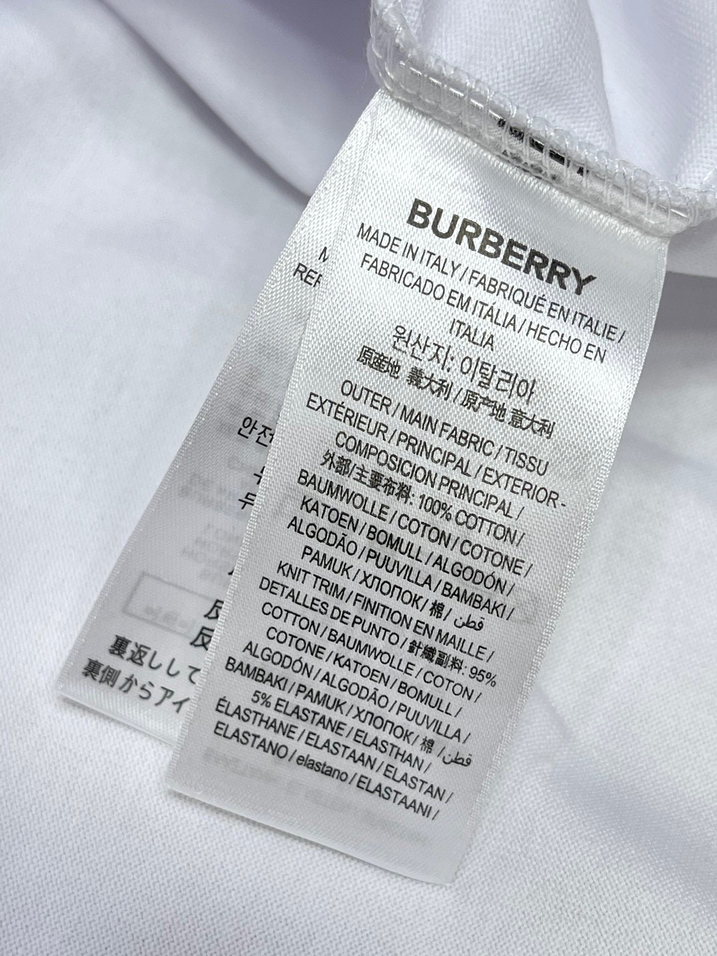 Schwarzes, weißes und blaues T-Shirt