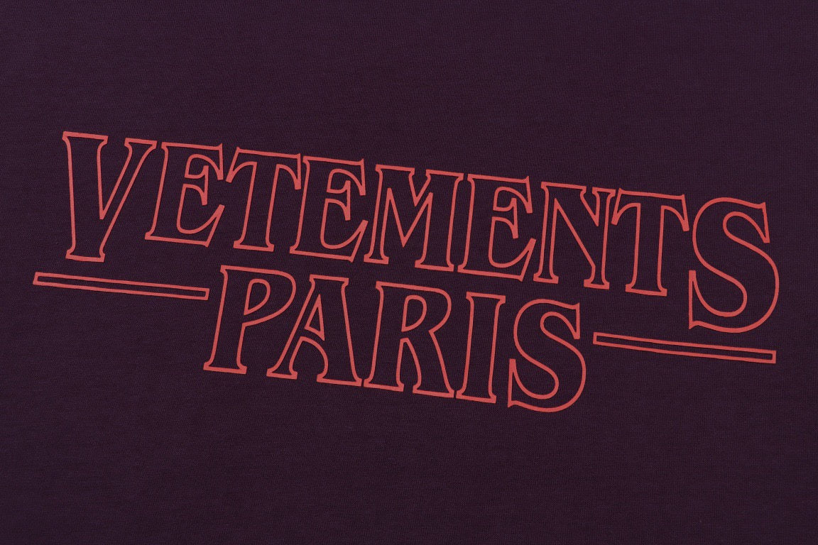 تي شيرت أسود وأبيض وأرجواني