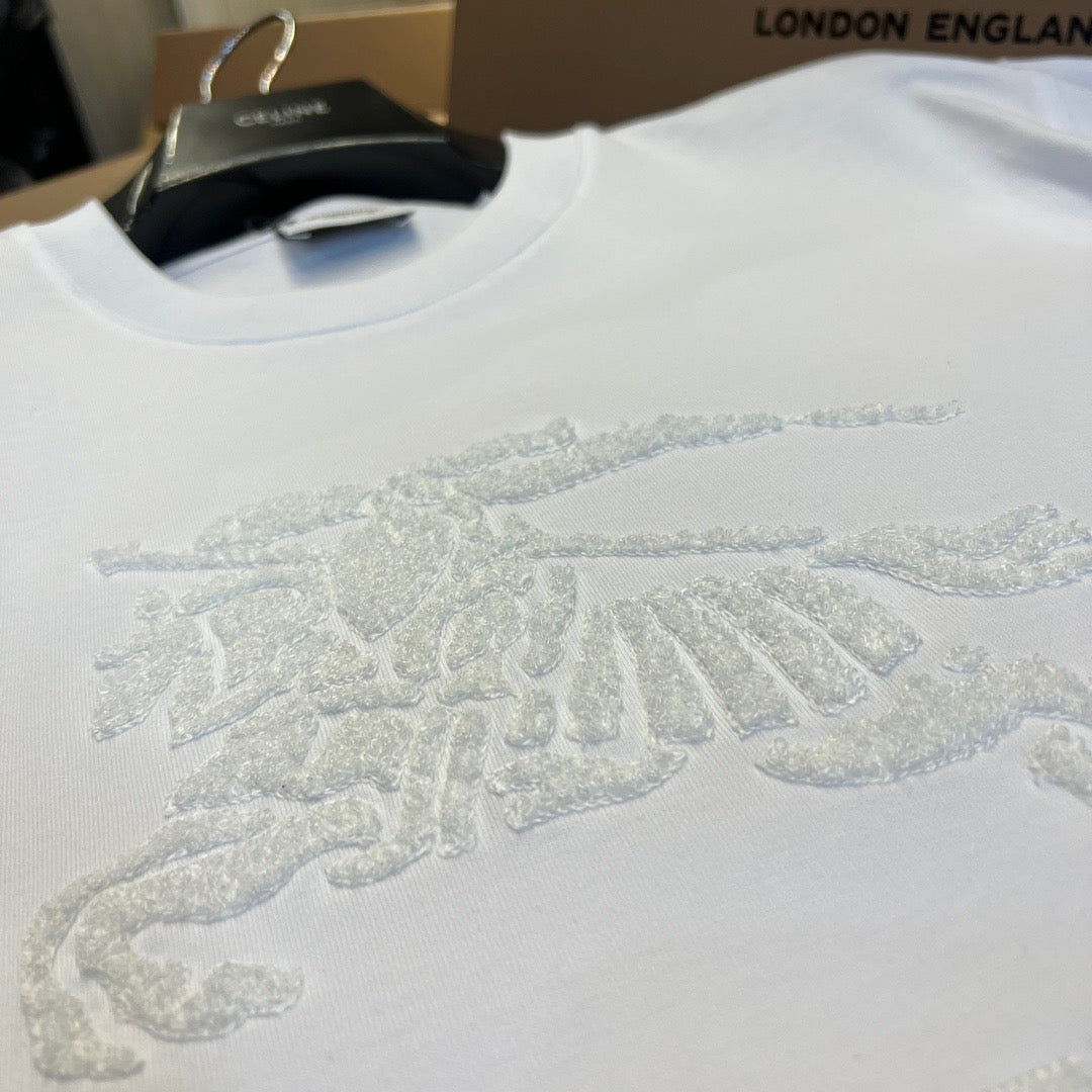 Schwarz-weißes T-Shirt