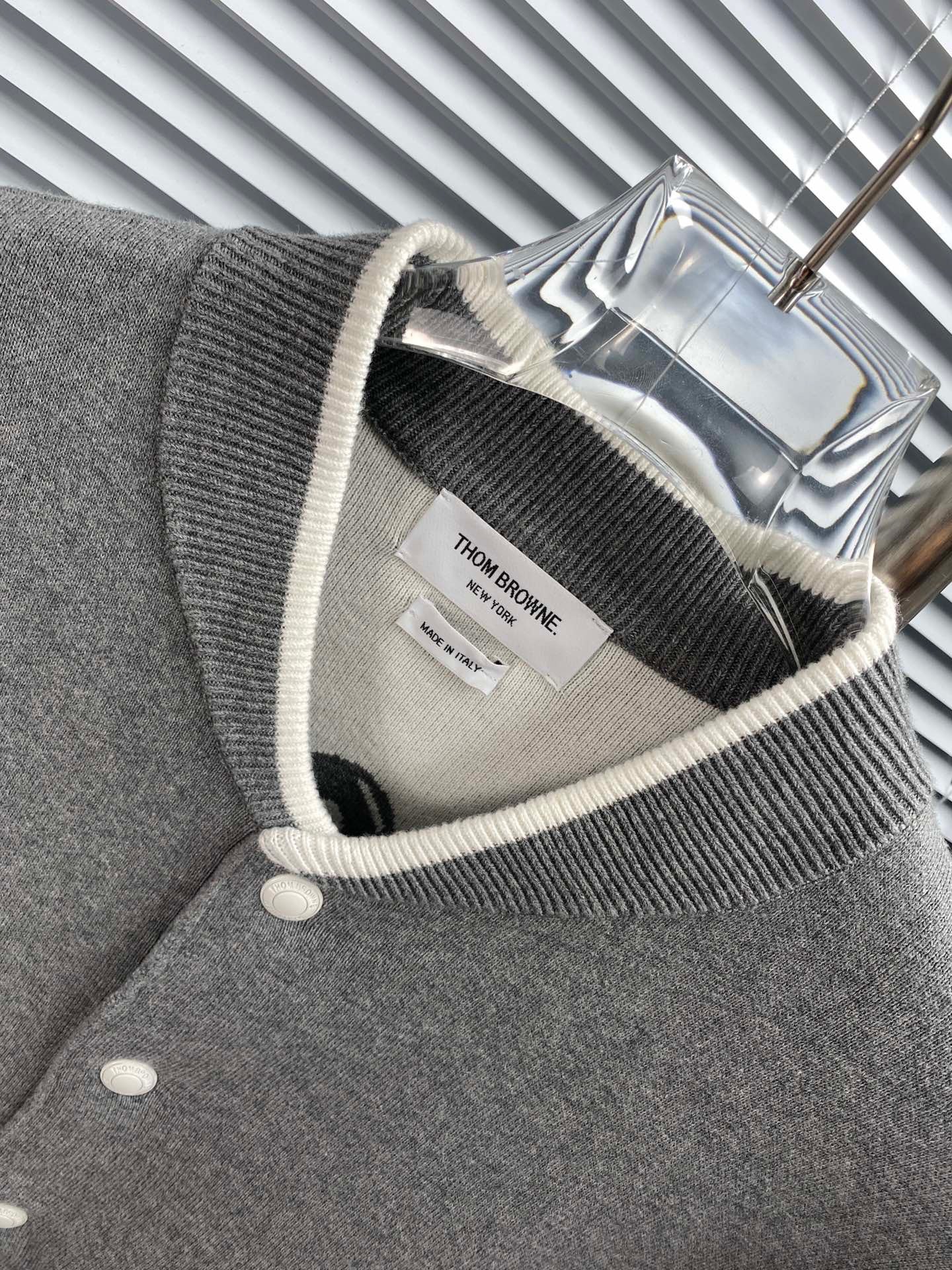 Blaue und graue Jacke