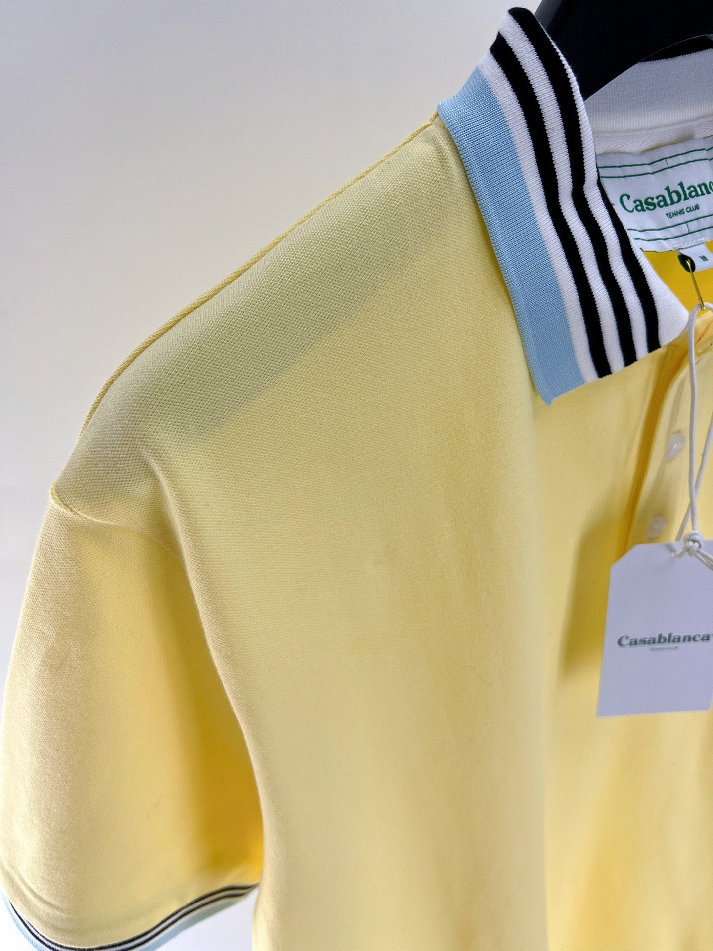 Gelbes und blaues Polo