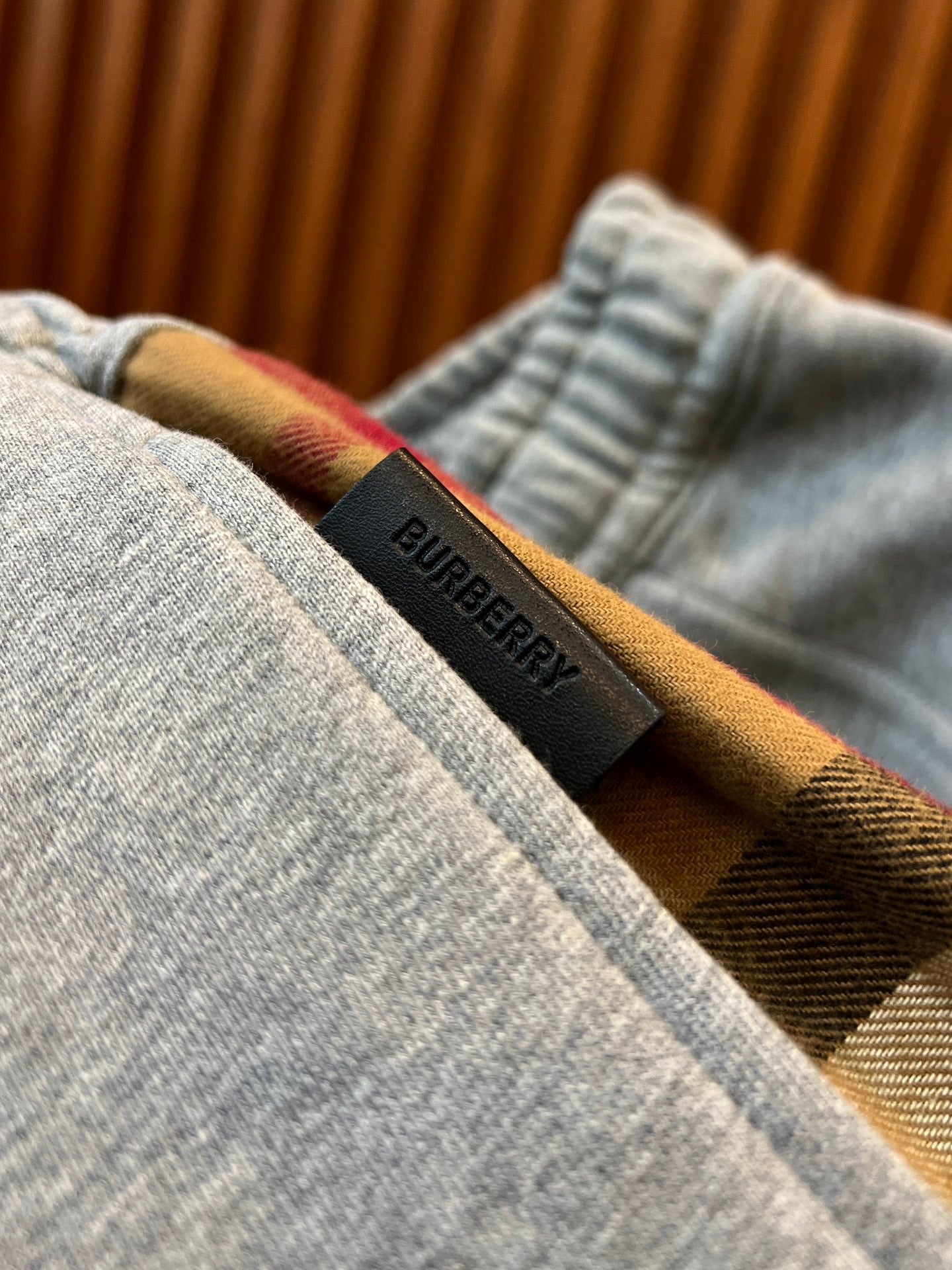 Schwarze, graue, khakifarbene und blaue Hose